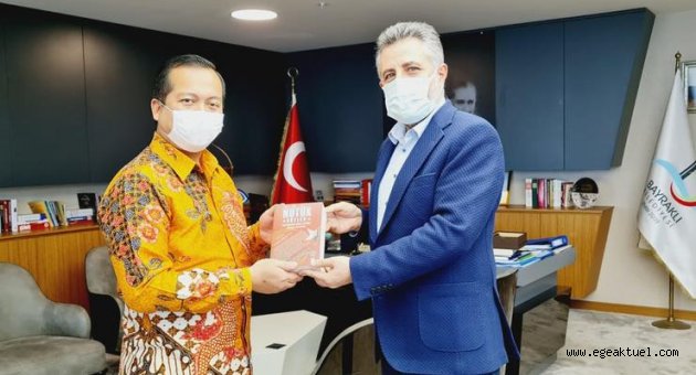 Başkan Sandal Endonezya Büyükelçisi'ne 'Nutuk' hediye etti