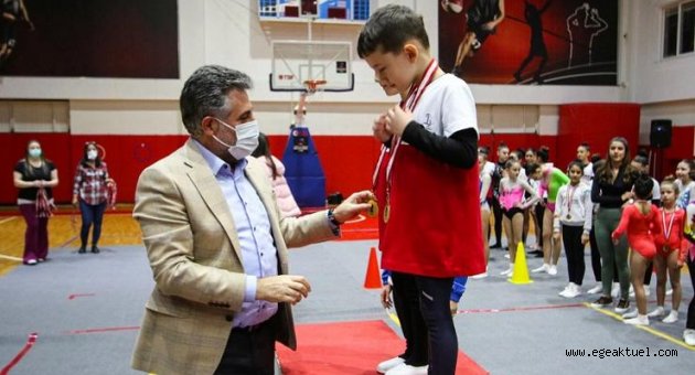 Başkan Sandal'dan başarılı sporculara madalya