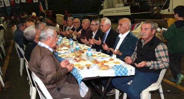 Başkan Selvitopu iftarda vatandaşlarla buluştu