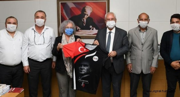 Başkan Selvitopu’na Atatürk forması
