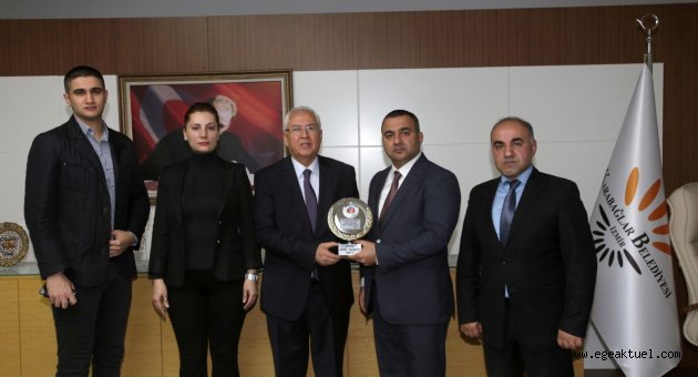 Başkan Selvitopu'na Azeri dernekten dostluk ödülü