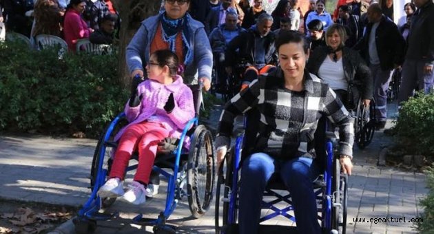 Başkan Sengel tekerlekli sandalye Selçuk sokaklarında