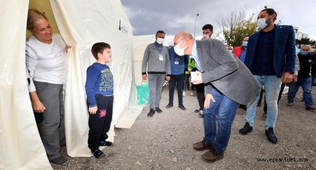 Başkan Soyer’den çadırdaki depremzedelere ziyaret 