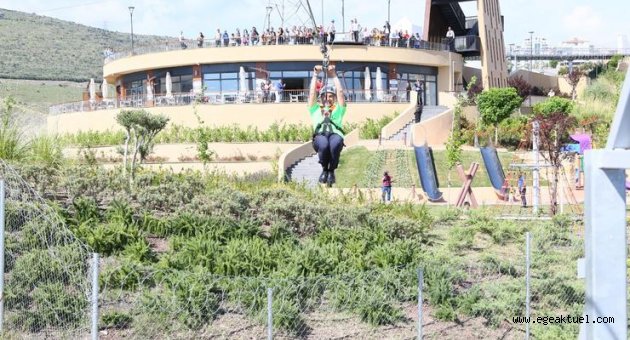 Başkan Soyer, Macera Park’ı gezdi, spor tırmanışı yaparak zipline’a bindi