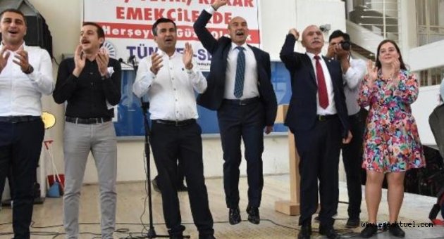 Başkan Soyer memurlarla birlikte 'Çav Bella' şarkısını söyledi
