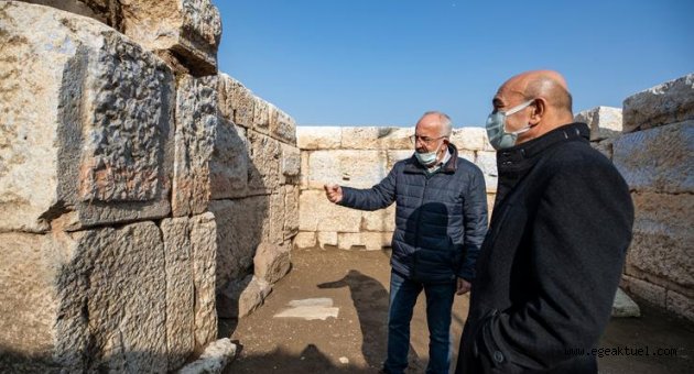 Başkan Soyer Smyrna Antik Tiyatrosu’ndaki kazı çalışmalarını inceledi