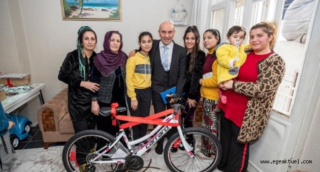Başkan Soyer'den Ayşe Deniz’e bisiklet