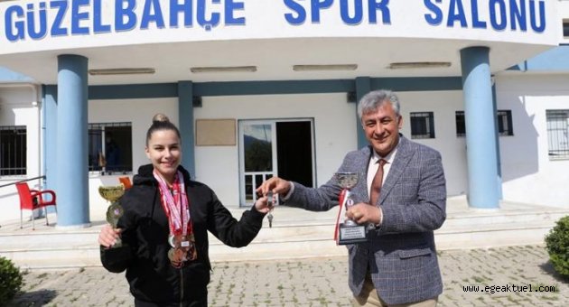 Başkan spor salonunun anahtarını şampiyona teslim etti