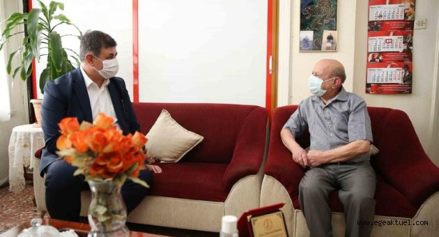 Başkan Tugay’dan 68 yıllık esnafa vefa 
