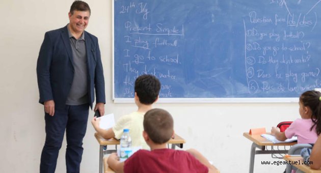 Başkan Tugay dünya gençleriyle buluştu