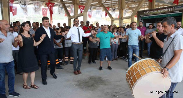 Başkan Tugay ve işçilerden ‘toplu sözleşme’ halayı