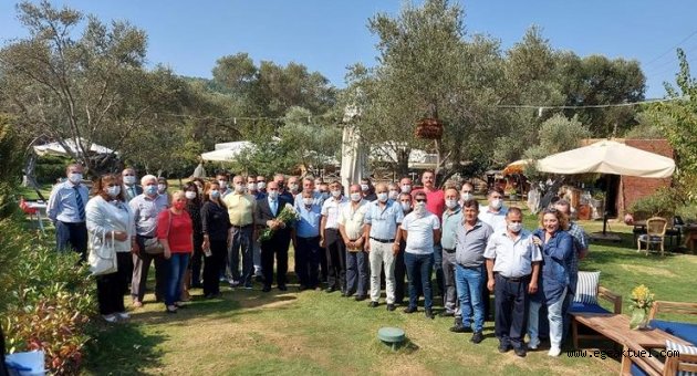 Başkan Tunç Soyer Urlalı muhtarlar ile buluştu: “Zor günleri el ele aşacağız”