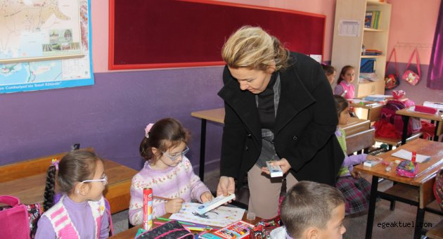 Başkan uyar'dan öğrencilere kırtasiye malzemesi