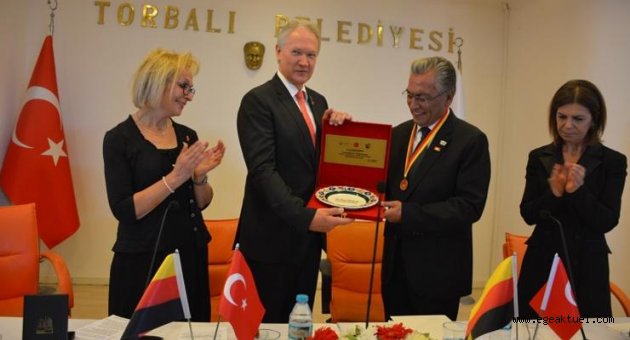Başkan Uygur’a ‘Onur madalyası’