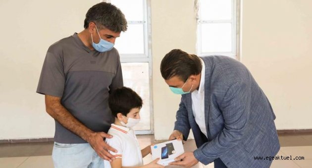 Başkan Yetişkin tablet dağıtımına başladı