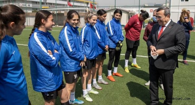 Batur’dan kadın futbolculara moral ziyareti