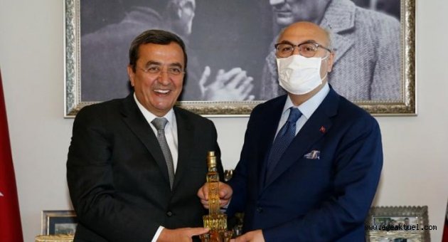 Batur, Vali Köşger’e Konak’ı anlattı