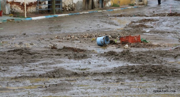 Bayındır’da Yağan Sağanak Yağmur Zeytinova’yı Vurdu!