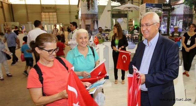 Bayrak dağıttı, Kavacık’a davet etti