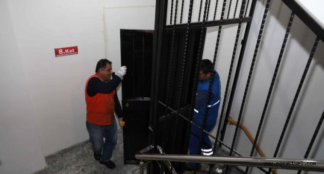 Bayraklı Belediye Başkanı Serdar Sandal, Belediyenin kapılarını söktü, halka açtı!