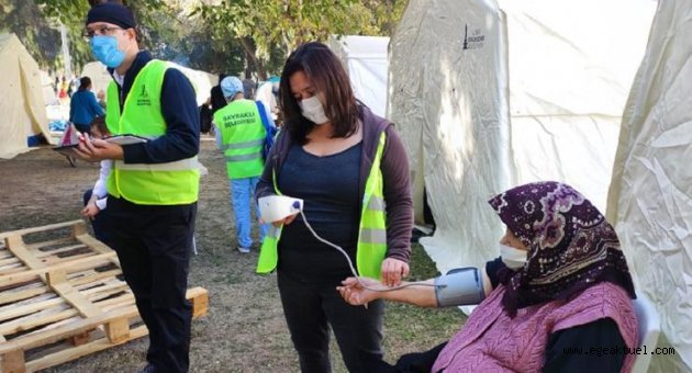 Bayraklı Belediyesi doktorları depremzedelerin yanında