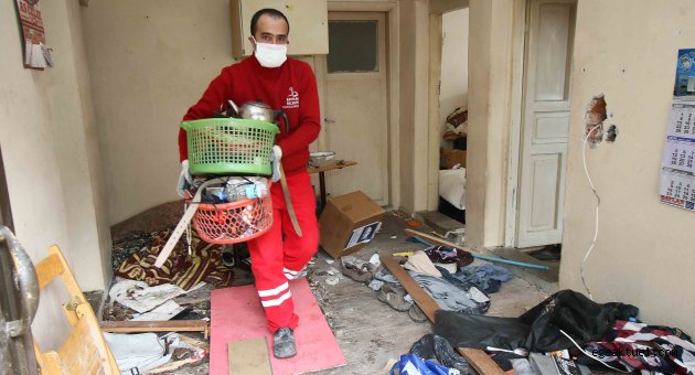 Bayraklı Belediyesi’nden çöp ev operasyonu