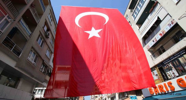 Bayraklı Belediyesi vatandaşa binlerce Türk Bayrağı dağıttı