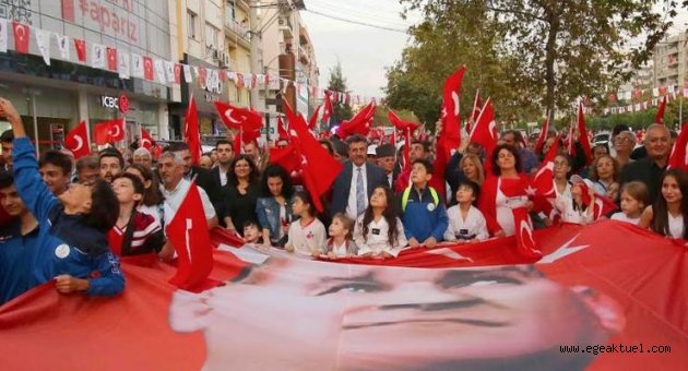 Bayraklı Cumhuriyet için yürüdü