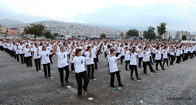 Bayraklı Cumhuriyete sahip çıkmaya devam ediyor