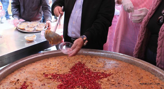 Bayraklı’da 10 bin kişiye aşure