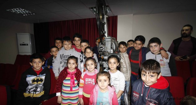 Bayraklı’da çocukların sinema keyfi
