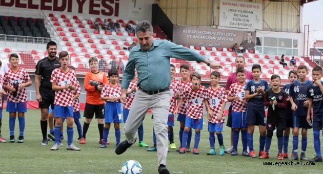 Bayraklı’da gençlik futbol turnuvası