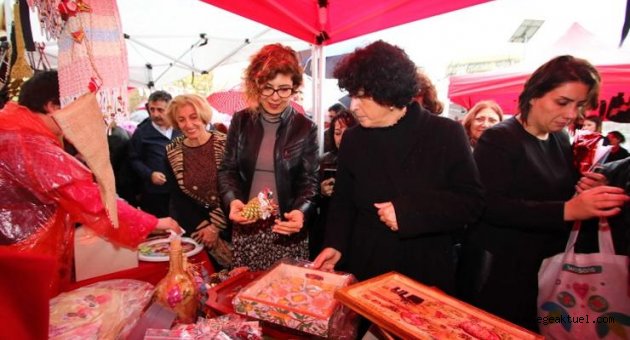 Bayraklı’da kadınlardan “Yeni yıl” pazarı