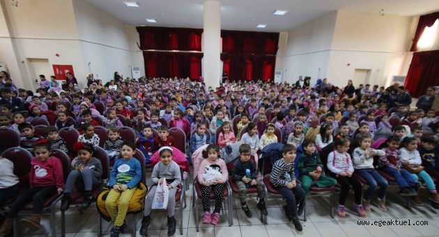 Bayraklı’da kahkaha dolu tiyatro oyunu
