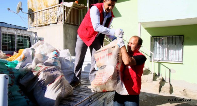 Bayraklı’da kış öncesi yakacak yardımları başladı