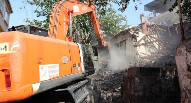 Bayraklı’da metruk binaya geçit yok