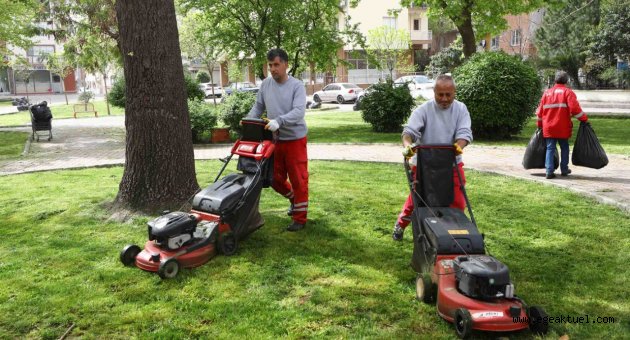 Bayraklı’da parklara bahar temizliği