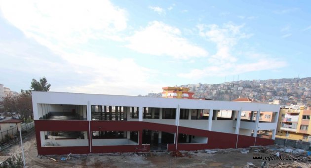 Bayraklı’da sokak arası pazar yerleri tek tek kalkıyor 