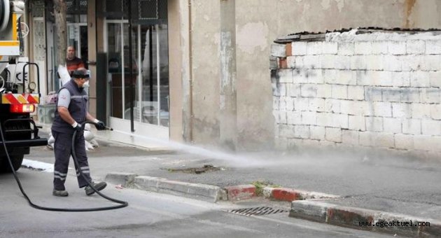 Bayraklı’da sokaklar dezenfekte edildi