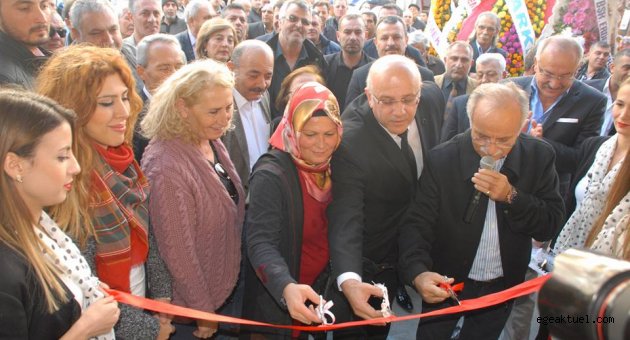 Bayraklı Esnafı artık tek çatı altında