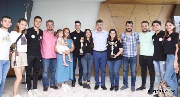 Bayraklı halk oyunlarında derecelere alıştı