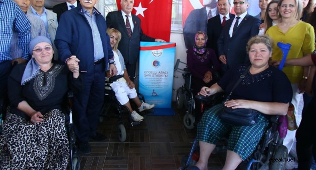 Bayraklı’nın cadde ve sokaklarında engeller kalkıyor