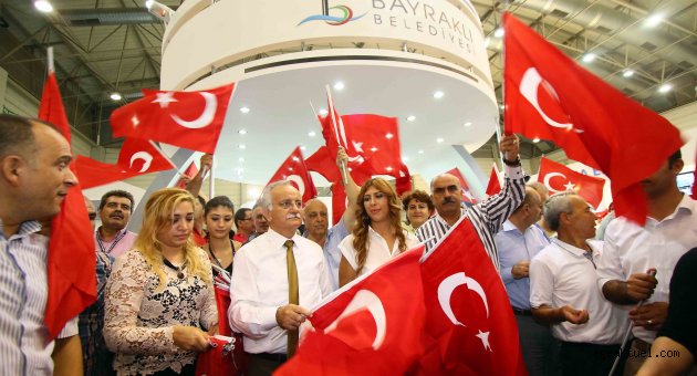 Bayraklı standı kırmızı beyaza büründü