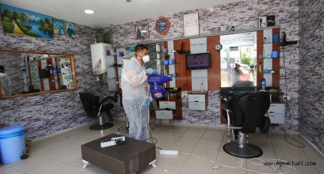 Bayraklı'da berberler ve parklar dezenfekte edildi