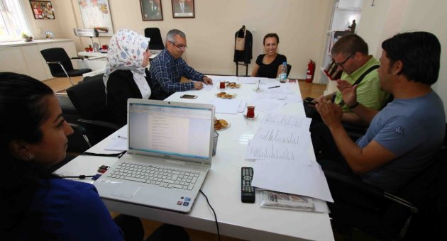 Bayraklı'da duvar yazıları yarıştı