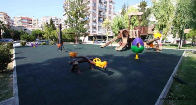 Bayraklı'da parklara kauçuk zemin