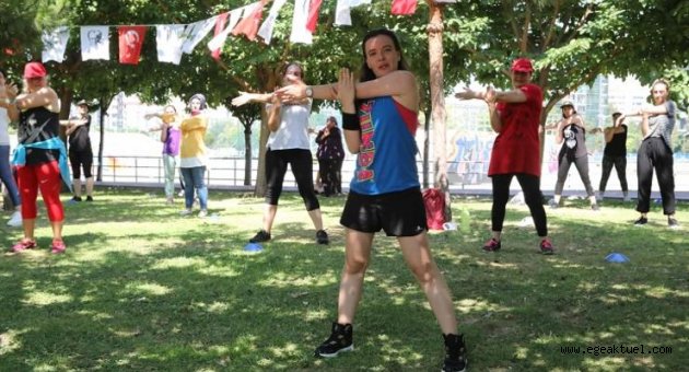 Bayraklı'da sosyal mesafeli 'Zumba'