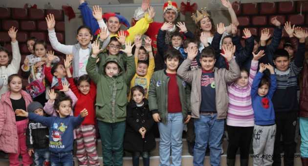 Bayraklı'da tiyatro şenliği devam ediyor