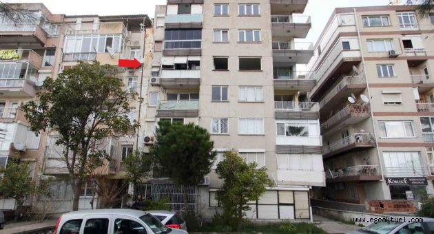 Bayraklı'da yan yatan binanın tahliyesine başlandı