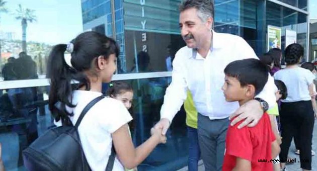 Bayraklılı çocuklar deniz müzesini gezdi